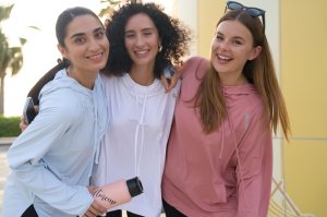 قمصان رياضية مع هودي 