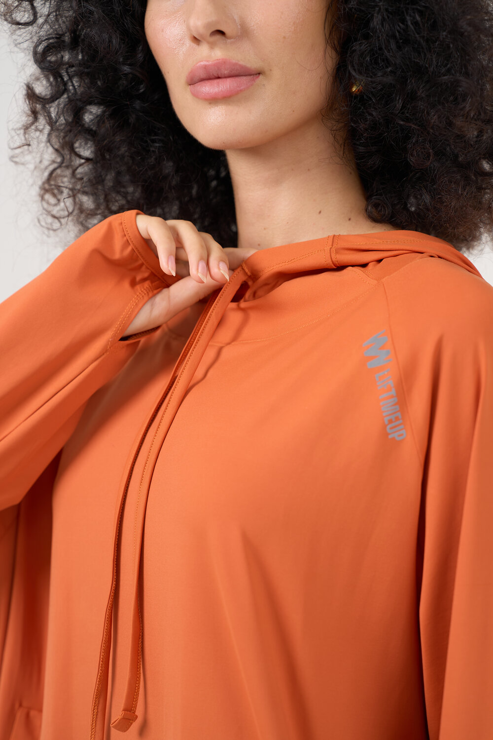 قميص مع هودي بلون المندرين 