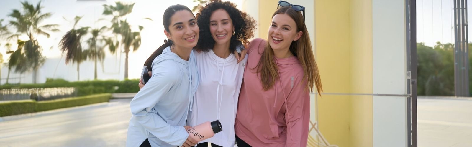 قمصان رياضية مع هودي 